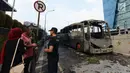 Bangkai kendaraan operasional polisi usai bentrok massa di Kawasan Slipi, Jakarta, Rabu (22/5/2019). Kendaraan tersebut dibakar oleh massa pendemo yang menolak hasil keputusan Komisi Pemilihan Umum (KPU) pada Pilpres 2019. (merdeka.com/Imam Buhori)