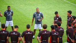 Pelatih Timnas Indonesia, Patrick Kluivert, memberikan arahan kepada anak asuhnya saat memimpin latihan perdana untuk persiapan laga Kualifikasi Piala Dunia 2026 zona Asia di Bali United Training Center (BUTC) Kabupaten Gianyar, Senin (26/5/2025). (Bola.com/Alit Binawan)