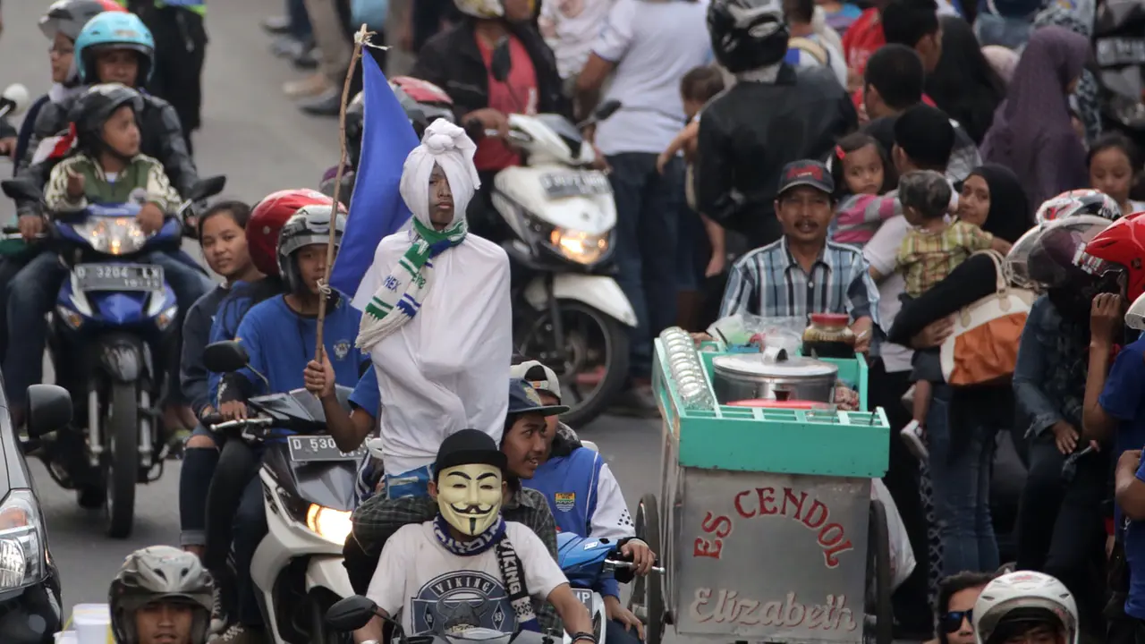 Suporter Berpakaian Pocong saat Pawai Persib Juara Piala Presiden_(Bola.com/Nicklas Hanoatubun)