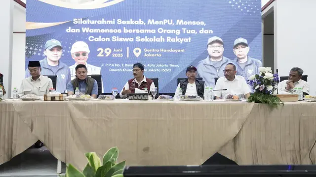 Sekretaris Kabinet (Seskab) Letkol Teddy Indra Wijaya memenuhi undangan Menteri Sosial Saifullah Yusuf (Gus Ipul) dalam acara silaturahmi sekaligus dialog dengan orangtua serta calon siswa Sekolah Rakyat di Sentra Handayani di Jakarta, Minggu (29/6/2025).