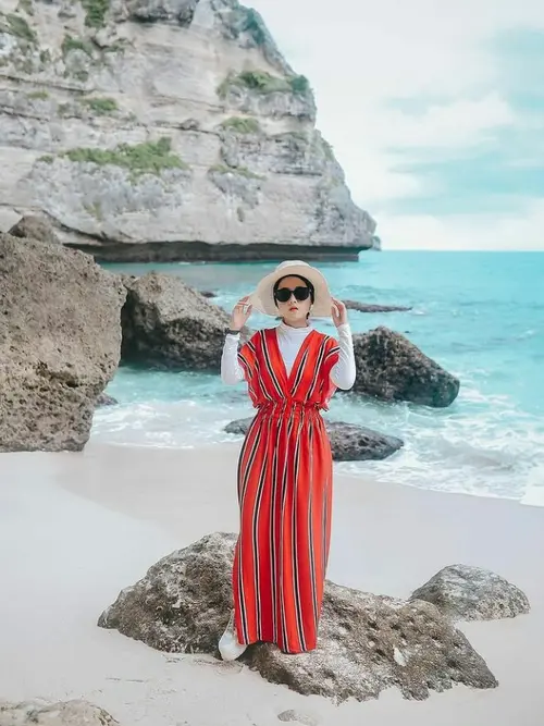 9 Inspirasi Outfit Hijab ke Pantai Simple dan Modis Fashion
