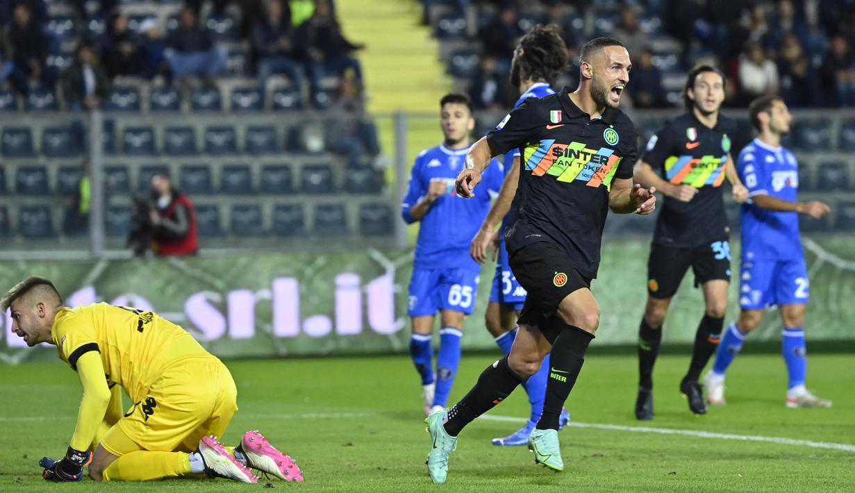 Inter akhirnya sukses membuka keunggulan pada menit ke-34 lewat sundulan D'Ambrosio meneruskan umpan tendangan bebas Alexis Sanchez. (AFP/Alberto Pizzoli)