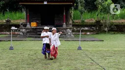 Usai mengikuti upacara peringatan detik-detik Proklamasi di halaman Tugu Pahlawan Banjar Penglipuran, Kabupaten Bangli, Bali, anak-anak terlihat ceria bermain, Kamis (17/8/2023). (Liputan6.com/Helmi Fithriansyah)