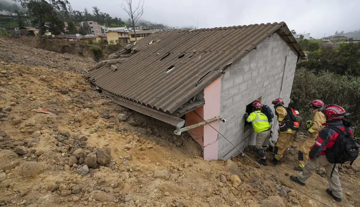 Sekretariat Manajemen Risiko Ekuador mengatakan lebih dari 30 orang diselamatkan dan hampir 50 lainnya masih hilang menyusul tanah longsor hari Minggu di Alausí, sekitar 137 mil (220 kilometer) selatan ibu kota, Quito. (AP Photo/Dolores Ochoa)