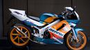 Honda NSR SP 150 ini menjadi motor sport yang sangat mewah di masanya. Mesin 150cc yang diusungnya mampu menghasilkan tenaga hingga 39,5 HP. Harga saat baru pada tahun 2000 menyentuh Rp40 juta. Namun, saat ini harganya sudah melambung sangat tinggi. (Source: Pinterest)