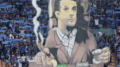 Bobotoh membuat koreografi pelatih Persib Bandung, Miljan Radovic, melawan Persiwa Wamena pada laga Piala Indonesia di Stadion Si Jalak Harupat, Bandung, Senin (11/2). Persib menang 7-0 atas Persiwa. (Bola.com/M Iqbal Ichsan)