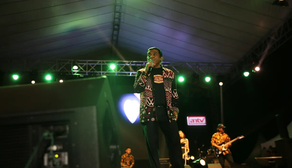 Lord of Broken Heart, Didi Kempot menghibur konser #BeraniDekat dengan menyanyikan lagu-lagu populernya. Mulai dari Cidro hingga Pamer Bojo berhasil membuat suasana stadion Mandala Krida menjadi ramai dan riuh.