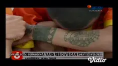 Sebanyak 10 orang pengedar narkoba berhasil ditangkap Satreskoba Polres Lamongan, Jawa Timur. Dari tangan para tersangka, polisi menyita barang bukti lebih dari 7000 pil berbahaya jenis dobel L dan karnopen, 10 gram sabu, dan sabu jenis baru berwarna...