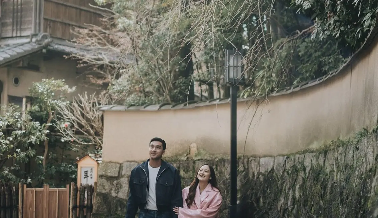 Bak poster drakor, Ibrahim tampil ganteng dengan kaus putih dan jaket hitam, celana jeans, serta sneakers putih, sedangkan Salshabilla mengenakan atasan coat pink dengan high heels boots hitam. [Foto: Instagram/ibrhmrsyd]