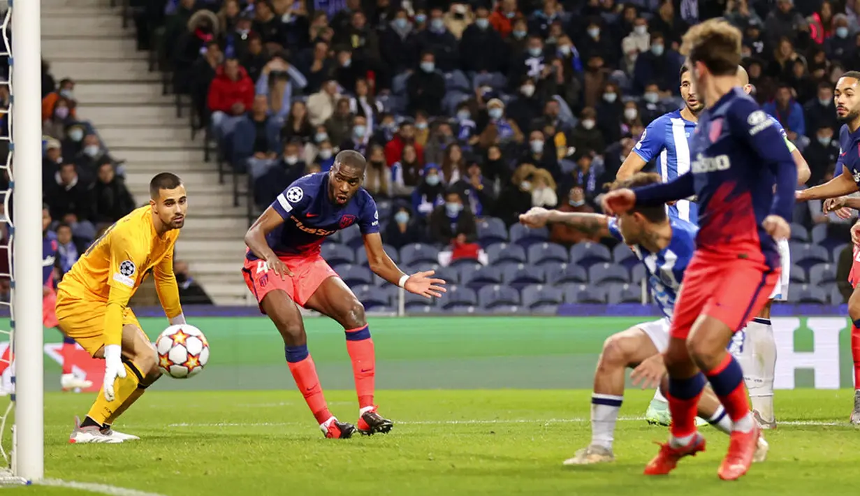 Pemain Atletico Madrid Antoine Griezmann (kanan depan) mencetak gol ke gawang FC Porto pada pertandingan sepak bola Grup B Liga Champions di Stadion Dragao, Porto, Portugal, 7 Desember 2021. Atletico Madrid menang 3-1. (AP Photo/Luis Vieira)
