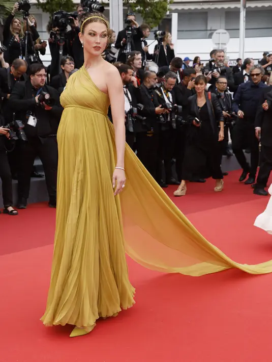 Karlie Kloss tampak seperti dewi Yunani saat dia berjalan di karpet merah sambil memamerkan perut hamilnya saat dia berpose di acara bertabur bintang. (Photo by Joel C Ryan/Invision/AP)
