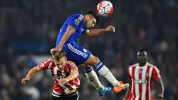  Pemain Chelsea Radamel Falcao merebu bola diatas punggung pemain Southampton James Ward- Prowse di Stadion  Stamford Bridge, Sabtu, (03/10/2015). Reuters / Dylan Martinez 
