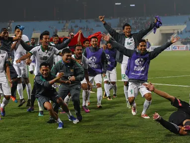 Timnas Indonesia melakukan selebrasi usai bertanding melawan Vietnam pada leg kedua semifinal Piala AFF 2016 di Stadion Nasional My Dinh, Hanoi, Rabu (7/12). Indonesia lolos ke final setelah bermain imbang 2-2 melawan Vietnam. (HOANG DINH NAM/AFP)
