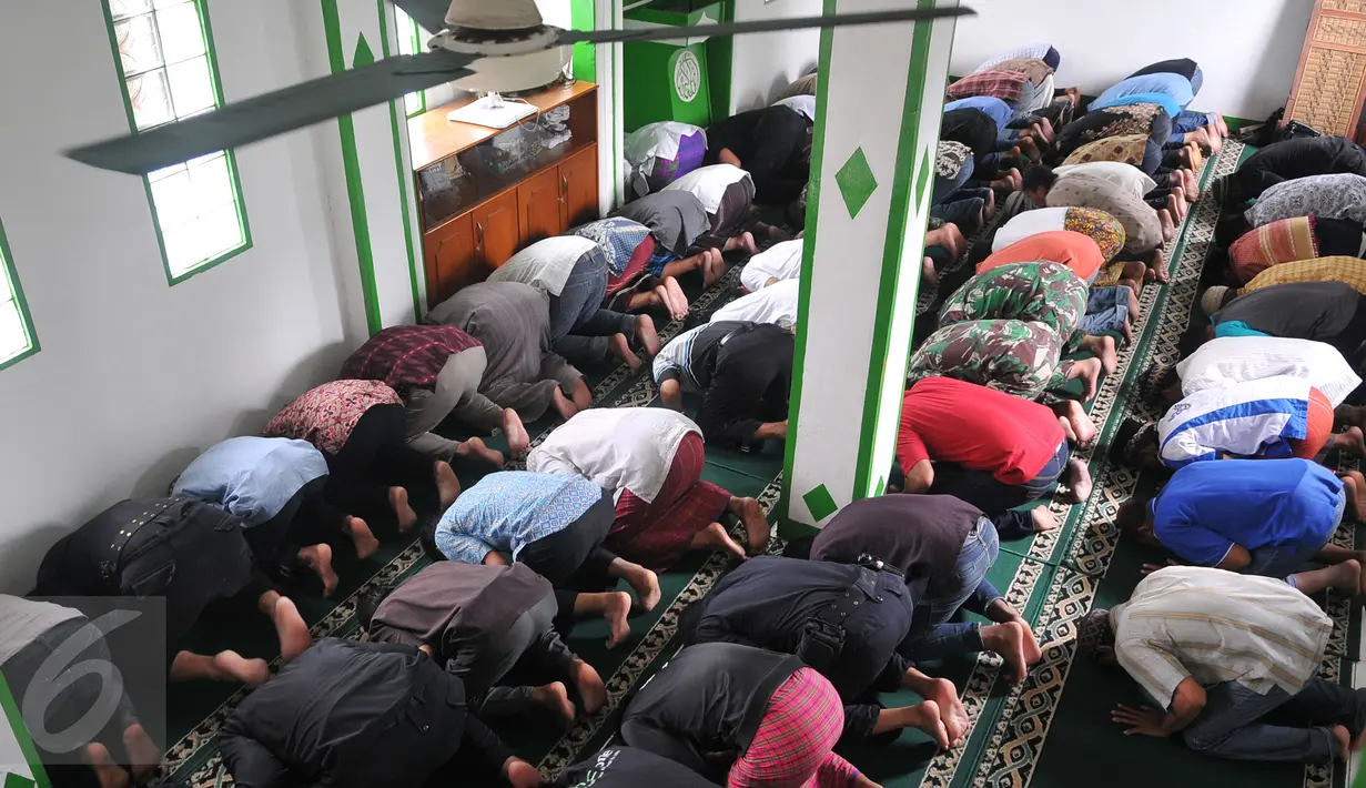 Sejumlah warga melaksanakan Shalat Jumat di sebuah masjid di kawasan Kalijodo, Jakarta, Jumat (26/2). Shalat Jumat ini merupakan yang terakhir sebelum penertiban kawasan Kalijodo oleh Pemkot DKI. (Liputan6.com/Gempur M Surya)
