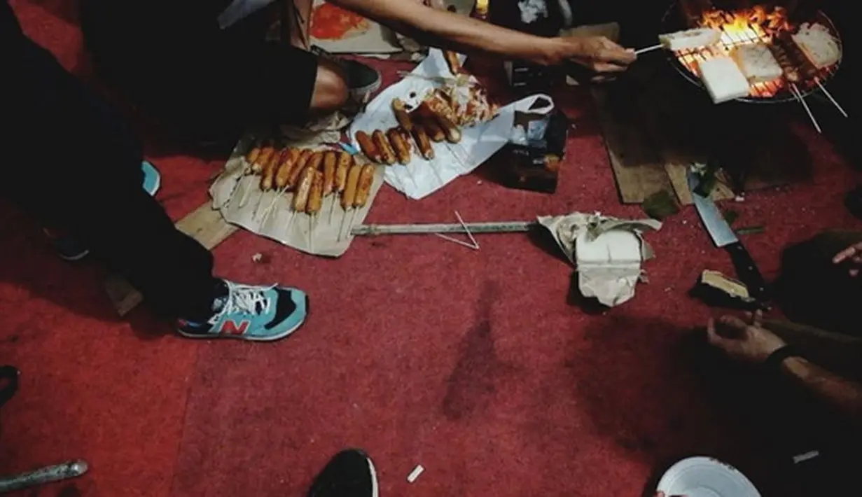 Bagi para personel Five Minutes, setidaknya acara itu bisa sedikit menghibur seperti suasana di rumah. Meski tanpa didampingi keluarganya masing-masing. (Instagram/fiveminutes_official)