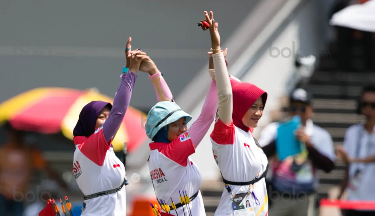 Tim Panahan Putri Indonesia beregu recurve, merayakan keberhasilan meraih medali perak usai tampil di MSN Archery Centre, Kuala Lumpur, Malaysia, Selasa (21/8). Indonesia kalah dari Malaysia dengan skor 1-5. (Bola.com/Liputan6/Faizal Fanani)
