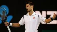 Novak Djokovic melakukan 100 unforced errors saat mengalahkan Gilles Simon, Minggu (24/1/2015), untuk memastikan tiket ke perempat final. 