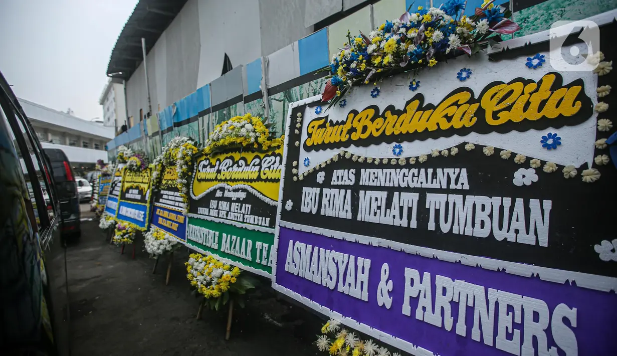 Karangan bunga dari artis hingga politisi terpampang di rumah duka Rima Melati RSPAD, Jakarta, Jumat (24/6/2022). Aktris senior, Rima Melati menghembuskan nafas terakhirnya di umurnya yang ke 82. Sebelumnya istri mendiang Frans Tumbuan itu sempat dirawat hampir 2 minggu di RSPAD Gatot Subroto. (Liputan6.com/Faizal Fanani)