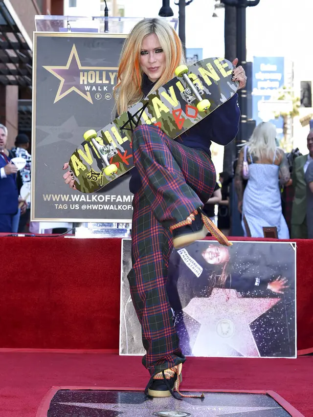 Avril Lavigne menerima bintang di Hollywood Walk of Fame. (Foto: Richard Shotwell/Invision/AP)