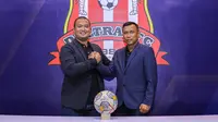 Widodo Cahyono Putro (kanan) saat diresmikan menjadi pelatih Deltras di Liga 2 2023/2024. (Dokumentasi Deltras)