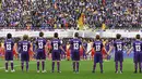 Sejumlah anak-anak mengenakan seragam Fiorentina dengan nama punggung Astori dan bernomor 13 jelang pertandingan Fiorentina vs Benevento di stadion Artemio Franchi di Florence (11/3). (AFP Photo/Claudio Giovannini)