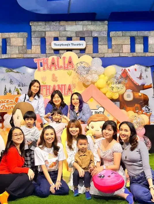 Dokter dan content creator Nadia Alaydrus turut hadir dengan tampilan kasualnya mengenakan long sleeve top warna abu-abu dan skinny jeans. [@nadialaydrus]