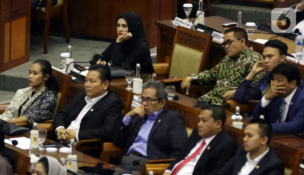 Anggota dewan DPR RI, Mulan Jameela mengikuti Sidang Paripurna ke-3 Masa Persidangan I Tahun Sidang 2019-2020, di Kompleks Parlemen, Jakarta, Selasa (22/10/2019). Sidang juga membahas penetapan jumlah dan komposisi anggota masing-masing fraksi dalam alat kelengkapan dewan. (Liputan6.com/Johan Tallo)