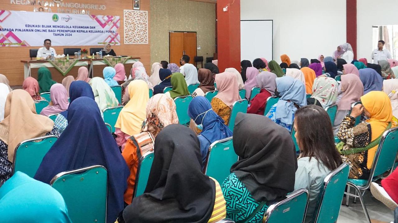 "AYO IBU-IBU semangat, kita ikuti, agar kita tau jenis-jenis lembaga keuangan mana yang mempunyai legalitas, dan mana yang tidak. Dan bagaimana kita bersikap jika kita mendapatkan kejahatan digital keuangan," ajaknya.<br>