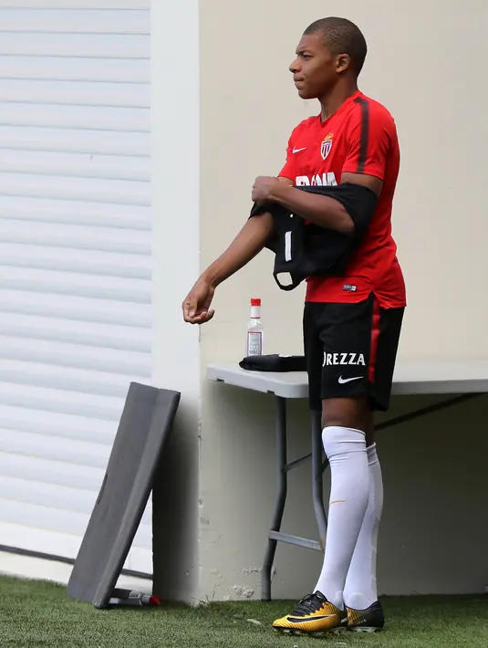PSG memakai 'peminjaman' untuk Kylian Mbappe dari AS Monaco agar tak terkena aturan Financial Fair Play Play (FFP).  (AFP/Valery Hache)