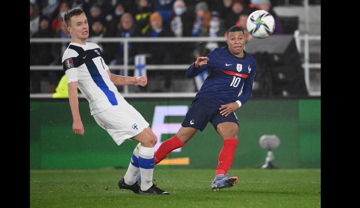 Prancis sukses menambah keunggulan 10 menit berselang. Kali ini giliran Mbappe sendiri yang mencatatkan namanya di papan skor. Tembakan melengkung bomber PSG itu tak mampu dijangkau kiper Finlandia. (AFP/Franck Fife)