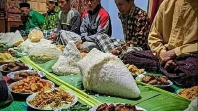 9 Momen Nyeleneh Orang saat Makan Bareng, Lauknya Bikin Bingung