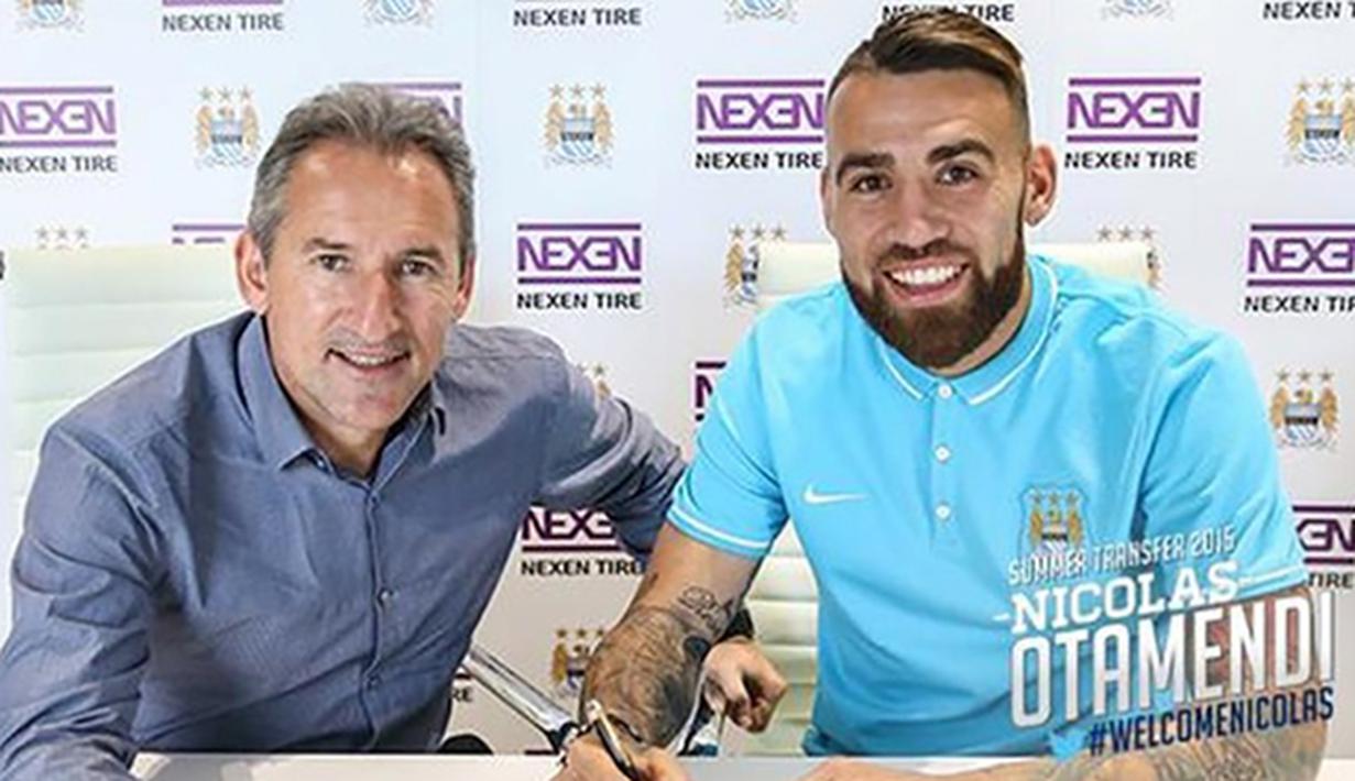Pemain baru Manchester City, Nicolas Otamendi menandatangani kontrak bersama The Citizens di Manchester, Kamis (20/8/2015). (Twitter/Manchester City)