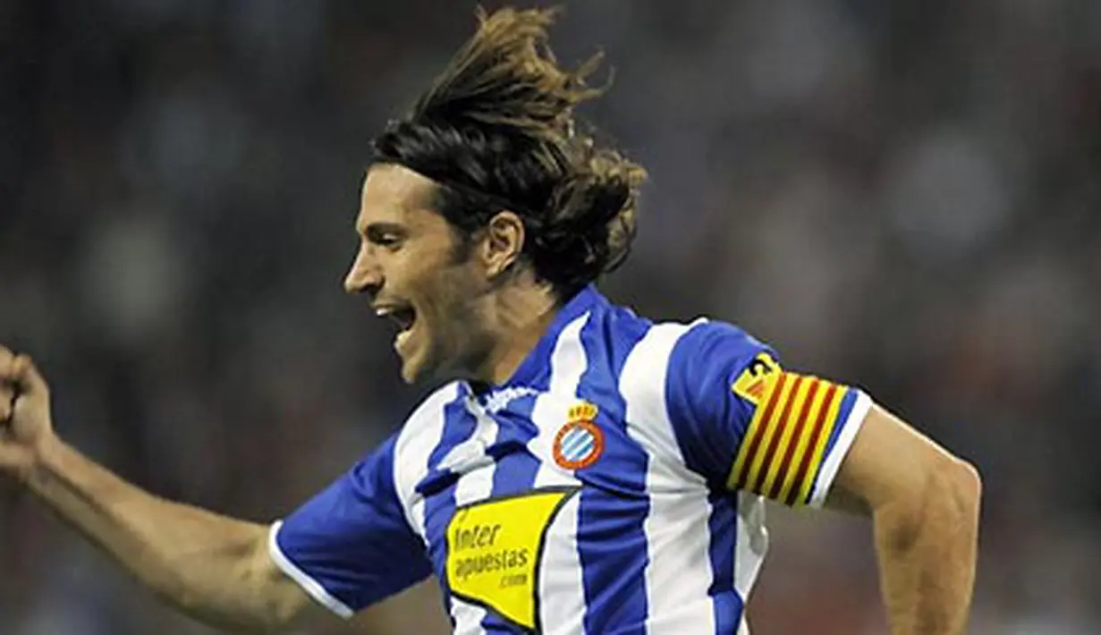 Kapten Espanyol, Daniel Jarque merayakan golnya ketika menghadapi Atletico Madrid di kancah La Liga Spanyol di Stadion Vicente Calderon, 10 Mei 2009. AFP PHOTO/PHILIPPE DESMAZES