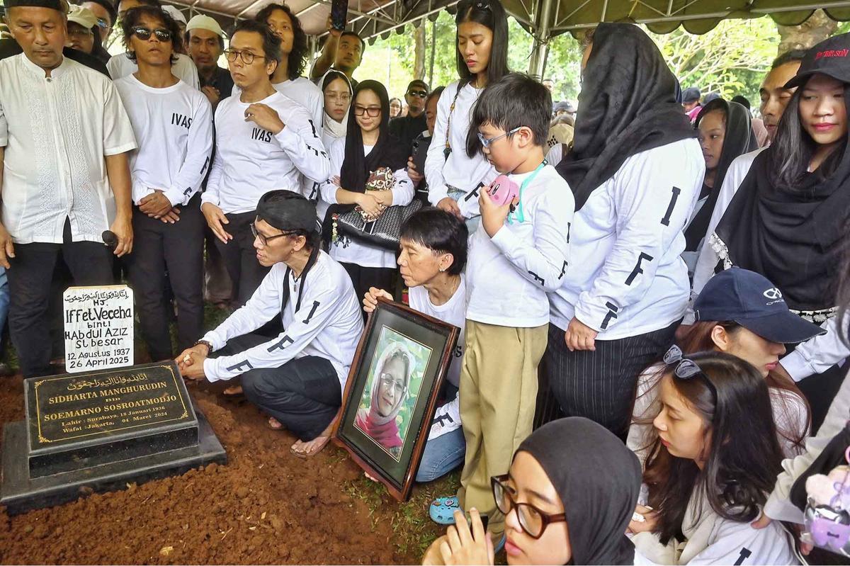 Foto: Tangis Haru Pemakaman Bunda Iffet
