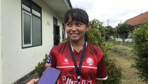 Persepakbola putri, Indira Fatima mencuri perhatian pada kompetisi Hydroplus Soccer League U-15 seri Bandung. (Bola.com/M. Faqih)