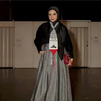 Penampilan Zaskia Sungkar saat memamerkan koleksi di Jakarta Muslim Fashion Week 2024 menjadi sorotan. [@zaskiasungkar15]