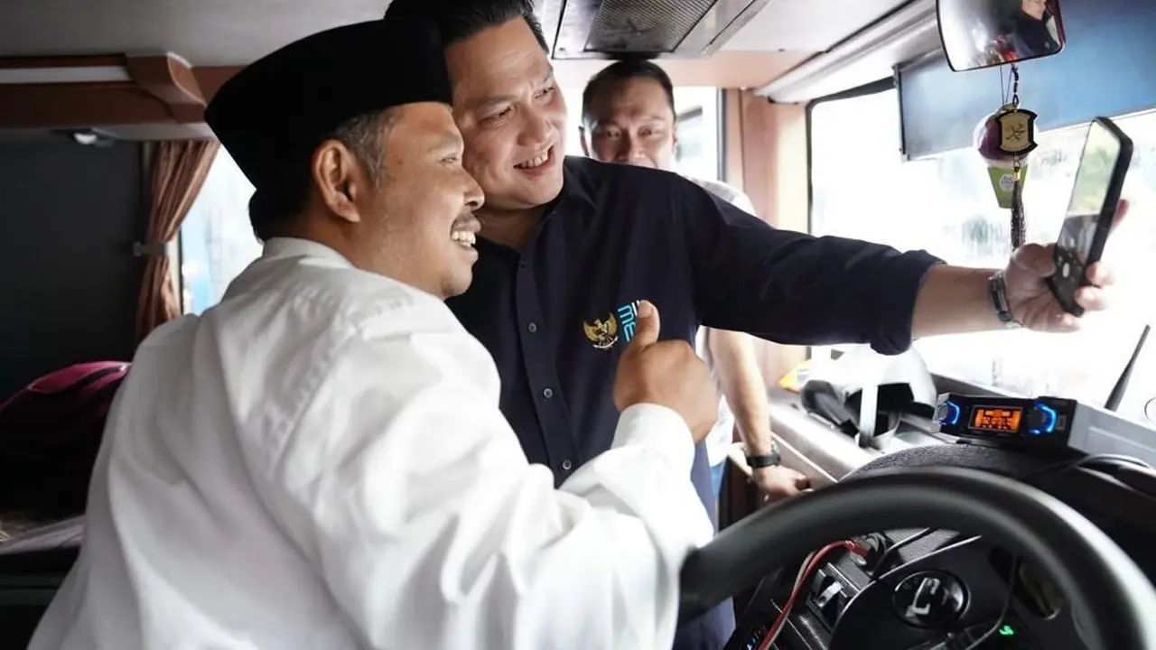 Menteri BUMN Erick Thohir melepas program mudik gratis bersama BUMN 2023 di area Plaza Barat Gelora Bung Karno (GBK), Jakarta, Selasa (18/4/2023). (Dok KBUMN)