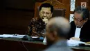 Terdakwa dugaan korupsi proyek e-KTP Setya Novanto saat mengikuti sidang lanjutan di Pengadilan Tipikor, Jakarta, Kamis (11/1). Sidang beragendakan mendengar keterangan saksi. (Liputan6.com/Helmi Fithriansyah)