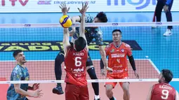 ​Kejar-kejaran angka terjadi sejak awal laga. Kedua tim tampil disiplin dalam receive dan serangan balik. Memasuki poin kritis, Samator tampil lebih tenang dan menutup set pertama dengan kemenangan tipis 25-23. (Dok. PBVSI)