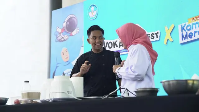 Potret Kiki Memasak Bersama Dirjen Pendidikan Vokasi, Sumber Instagram: @kiki.mci11