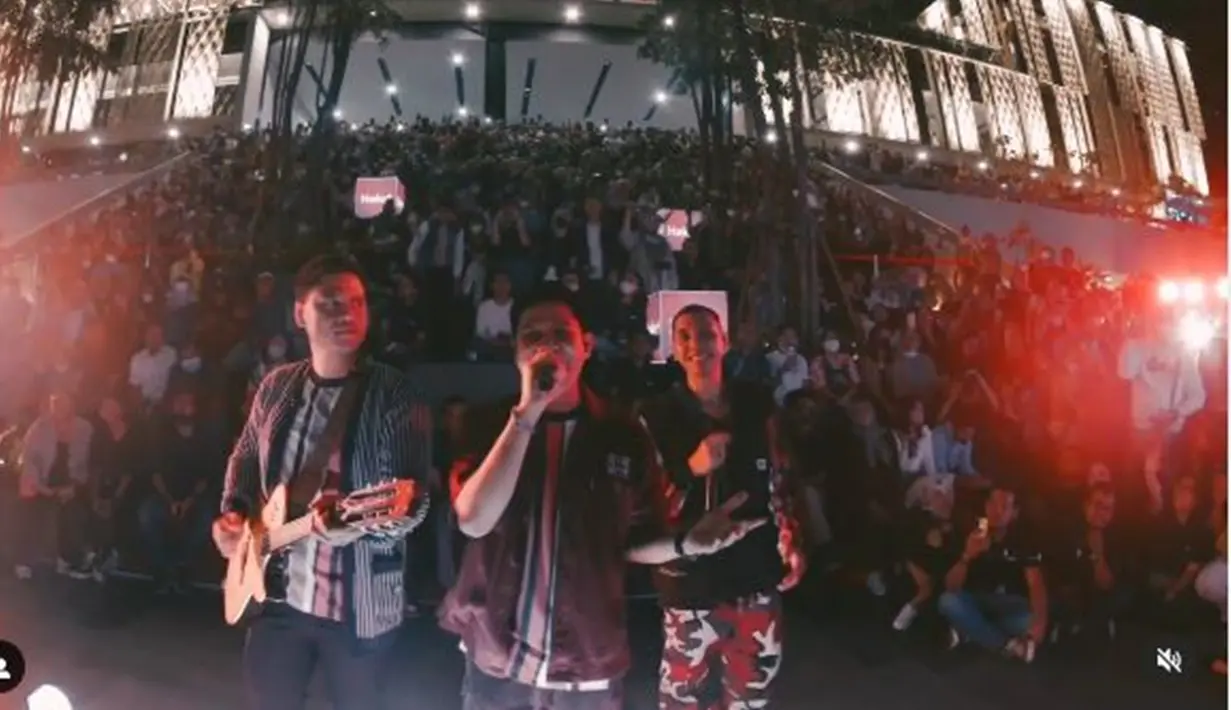 Dalam unggahan lain, Nino juga mengungkapkan kebahagiaannya ketika membawakan lagu 'Dekat di Hati' untuk pertama kalinya di usia 35 tahun. Ia bersama dua rekan bandnya, Rayi dan Asta, menyanyikan lagu tersebut di hadapan para penggemar yang rindu dengan penampilan mereka bertiga. (Liputan6.com/IG/@ninokayam)