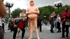 Warga AS foto bersama dengan patung Donald Trump tanpa busana di Union Square Park, New York, AS, Kamis (18/8). Patung Capres AS dari Partai Republik ini juga dipajang di San Francisco, Los Angeles, Cleveland, dan Seattle. (REUTERS/Brendan McDermid)