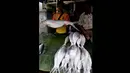 Pedagang menawarkan ikan bandeng di pasar kawasan Rawa Belong, Jakarta, Rabu (18/2). Bagi kalangan Tionghoa, pindang bandeng Imlek adalah perlambang kemakmuran yang berlimpah. (Liputan6.com/Johan Tallo)