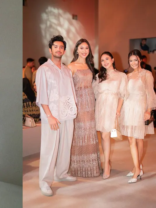 Jessica Mila terlihat anggun mengenakan mini dress embroidery berwarna creme semi transparan [@jscmila]