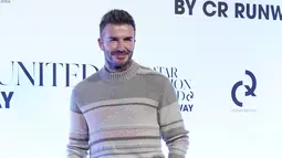 David Beckham berpose untuk fotografer dalam acara Qatar Fashion United di Stadion 974 di Doha, Qatar, Jumat, 16 Desember 2022. Beckham memadukan sweaternya dengan celana panjang krem ​​​​dan sepatu suede cokelat muda. (AP Photo/Pavel Golovkin)