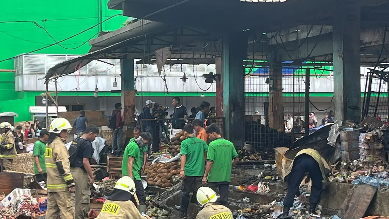 Kebakaran hari ini, Senin (15/12/2025) di Pasar Induk Kramat Jati, Jakarta Timur.