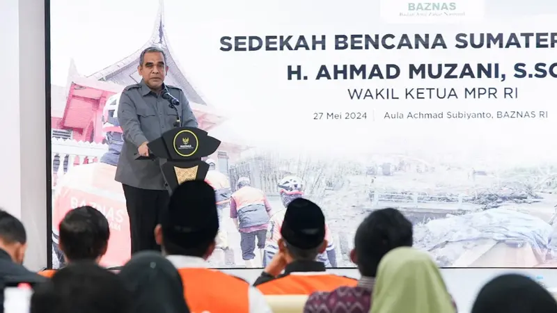 Sekretaris Jenderal Gerindra sekaligus Wakil Ketua MPR Ahmad Muzani menyerahkan dana bantuan kemanusiaan senilai Rp 500 juta kepada Baznas di kantor Baznas, Jakarta, Senin (27/5/2024).