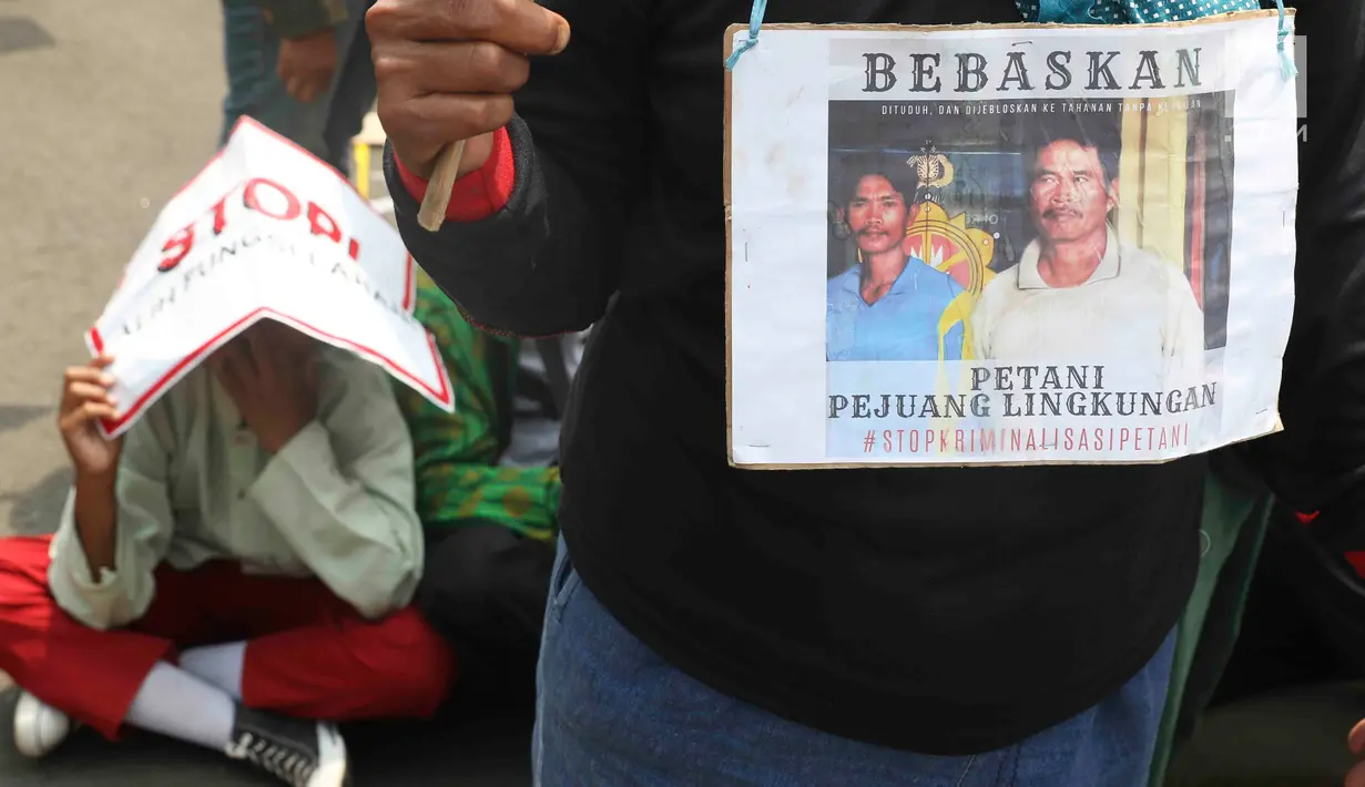 Petani saat unjuk rasa menolak kriminalisasi aktivis lingkungan hidup di depan Istana Negara, Jakarta, Kamis (11/12). Aksi ini merupakan bagian peringatan Hari Hak Asasi Manusia Internasional. (Liputan6.com/Immanuel Antonius)