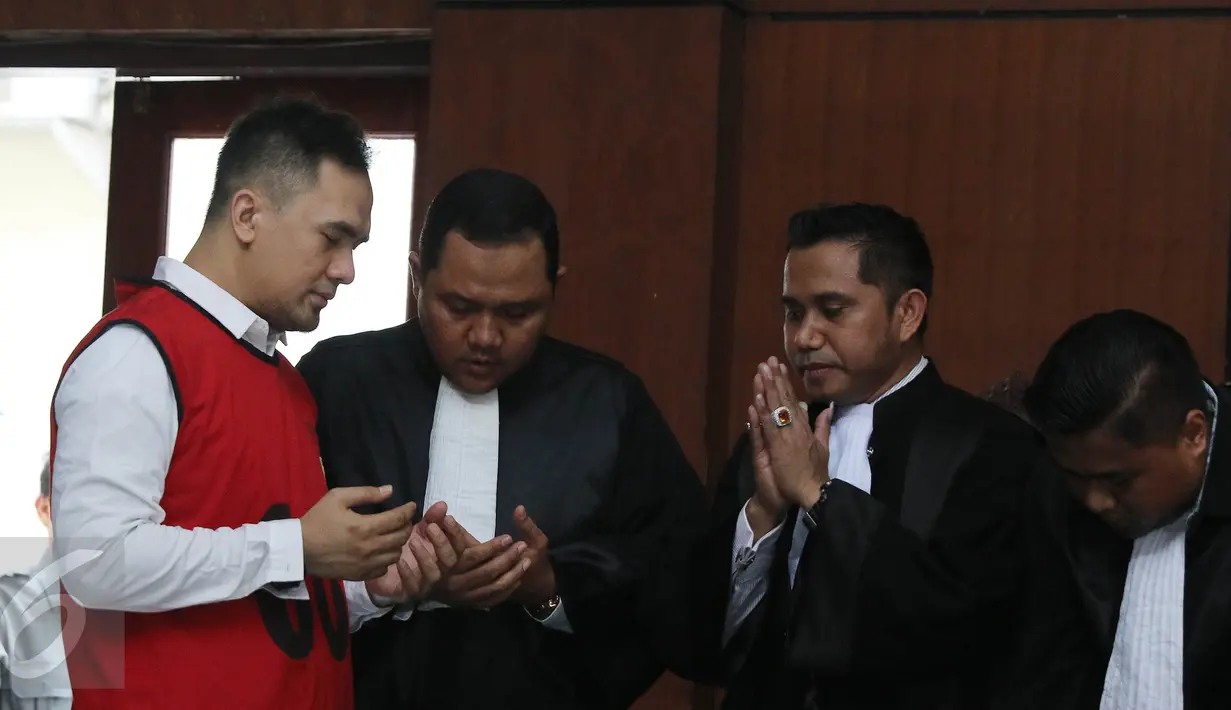 Penyanyi Dangdut Saipul Jamil dan kuasa hukumnya berdoa sebelum jalani sidang di PN Jakarta Utara, Selasa (14/06/2016). Saipul Jamil divonis tiga tahun penjara oleh majelis hakim PN Jakarta Utara. (Liputan6.com/Herman Zakharia)