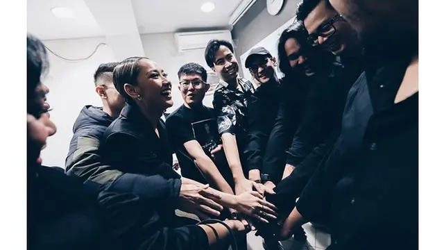 6 Momen Afgan dan Vidi Aldiano Temani BCL Di Atas Panggung, Bikin Haru